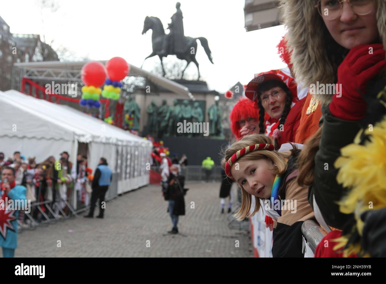 Colonia, Germania. 20th Feb, 2023. I festeggiatori assistono alla parata di carnevale del lunedì delle rose a Colonia, Germania, 20 febbraio 2023. Credit: Shan Weiyi/Xinhua/Alamy Live News Foto Stock