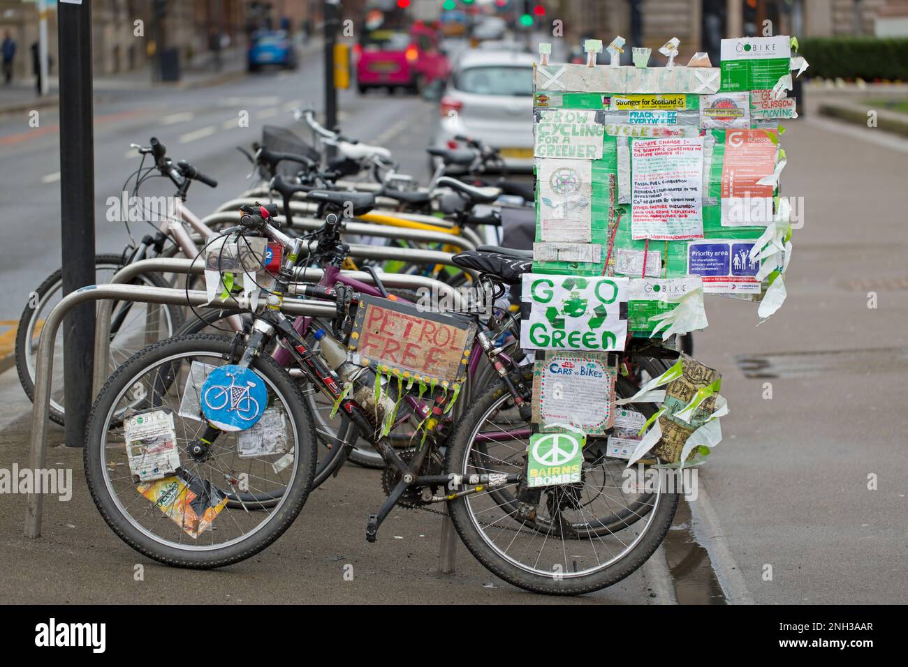 Una bicicletta con i segni sui cambiamenti climatici, l'ambiente e le questioni verdi, George Square, Glasgow, Scozia, Regno Unito, Europa Foto Stock