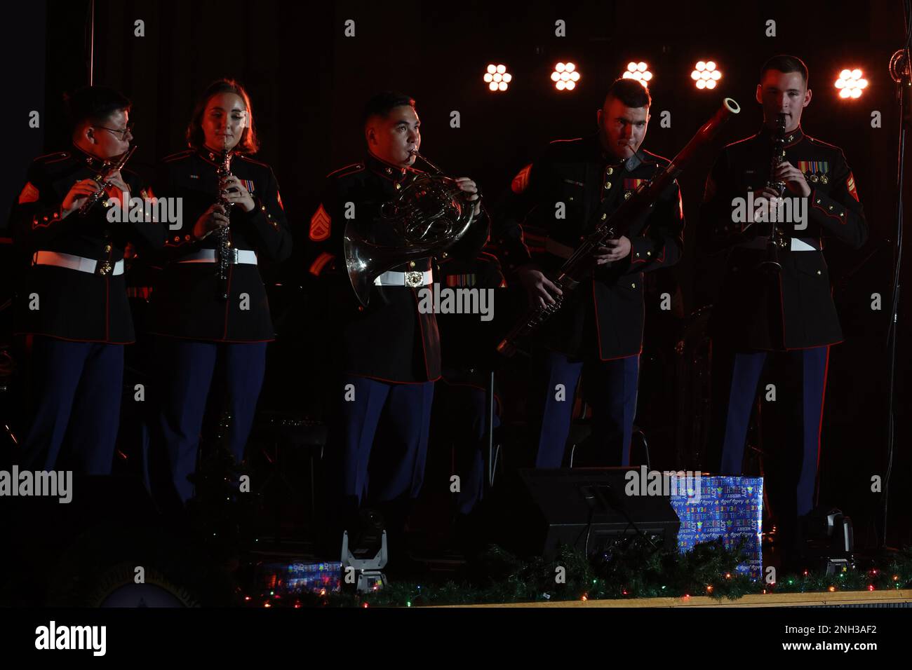 STATI UNITI I Marines con la III Marine Expeditionary Force Band suonano un concerto di vacanza al Camp Foster Theater, Okinawa, Giappone, il 10 dicembre 2022. La III MEF Band ha ospitato un concerto per celebrare le vacanze con i membri del servizio, i membri della comunità e le famiglie di Okinawan presenti. Foto Stock STATI UNITI I Marines con la III Marine Expeditionary Force Band suonano un concerto di vacanza al Camp Foster Theater, Okinawa, Giappone, il 10 dicembre 2022. La III MEF Band ha ospitato un concerto per celebrare le vacanze con i membri del servizio, i membri della comunità e le famiglie di Okinawan presenti. Foto Stock
