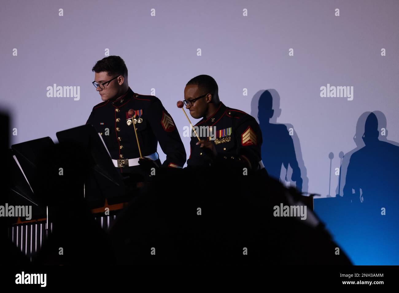 STATI UNITI I Marines con la III Marine Expeditionary Force Band suonano un concerto di vacanza al Camp Foster Theater, Okinawa, Giappone, il 10 dicembre 2022. La III MEF Band ha ospitato un concerto per celebrare le vacanze con i membri del servizio, i membri della comunità e le famiglie di Okinawan presenti. Foto Stock STATI UNITI I Marines con la III Marine Expeditionary Force Band suonano un concerto di vacanza al Camp Foster Theater, Okinawa, Giappone, il 10 dicembre 2022. La III MEF Band ha ospitato un concerto per celebrare le vacanze con i membri del servizio, i membri della comunità e le famiglie di Okinawan presenti. Foto Stock