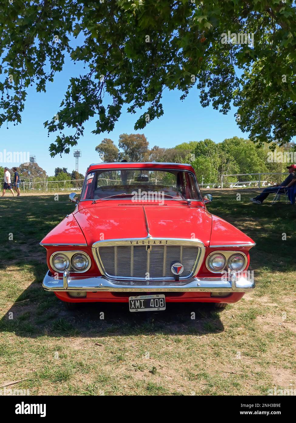 Old Red 1961 Chrysler Plymouth Valiant V 200 berlina compatta a quattro porte in un parco. Natura, erba, alberi. Auto classica Autoclasica 2022. CopySpace. Foto Stock