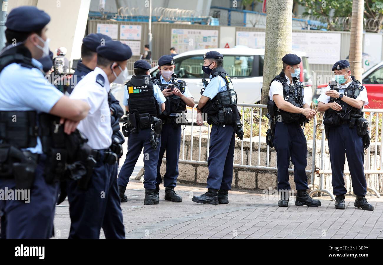 La polizia è in guardia presso l'edificio dei tribunali dei Magistrati del Kowloon occidentale durante il quarto giorno del processo delle elezioni primarie non ufficiali per LegCo nel 2020. 47 imputati sono accusati di sovversione di complotto partecipando a un'elezione primaria non ufficiale tenutasi nel luglio 2020 per scegliere i suoi migliori candidati per le elezioni del Consiglio legislativo originariamente fissato per il settembre di quell'anno. 13FEB23 SCMP/Edmond SO Foto Stock