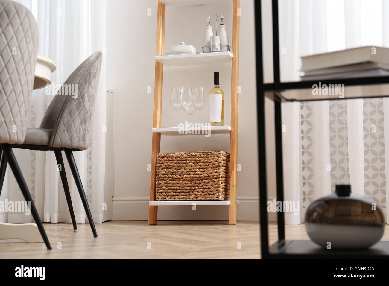 Elegante scaletta con stoviglie in sala da pranzo Foto Stock