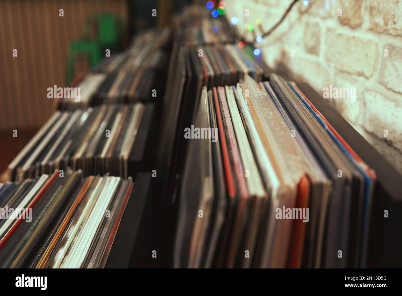 Molti dischi in vinile diversi in negozio, primo piano Foto Stock
