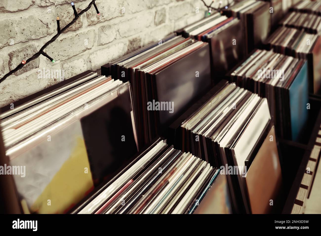 Rack con dischi in vinile diversi in negozio Foto Stock