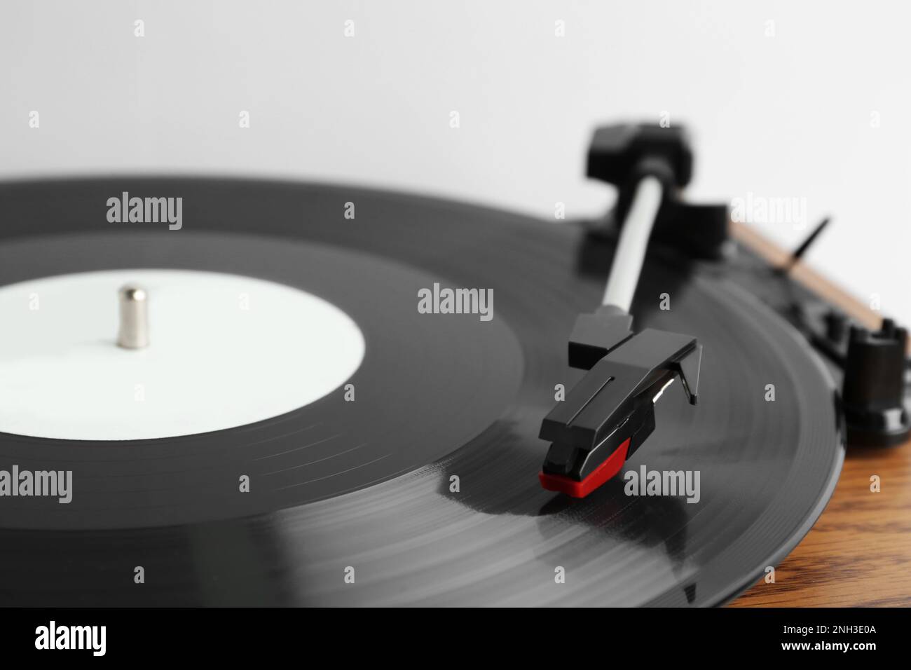 Disco in vinile su giradischi su sfondo chiaro, primo piano Foto Stock