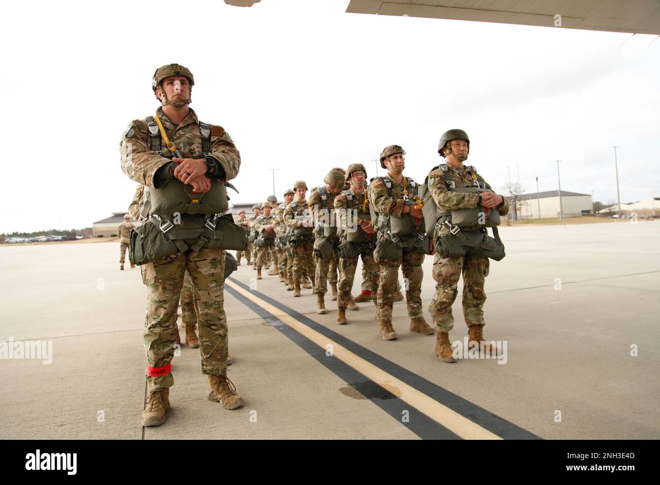 L'US Army Civil Affairs and Psychological Operations Command (Airborne) in collaborazione con Fort Bragg locale e le organizzazioni aeree delle nazioni partner conducono il Randy Older Memorial Operation Toy Drop 2,0, un evento di addestramento aereo combinato a Fort Bragg, NC a partire dal 4-12 DEC 2022 per aumentare la competenza aerea congiunta e le relazioni con la comunità. Foto Stock