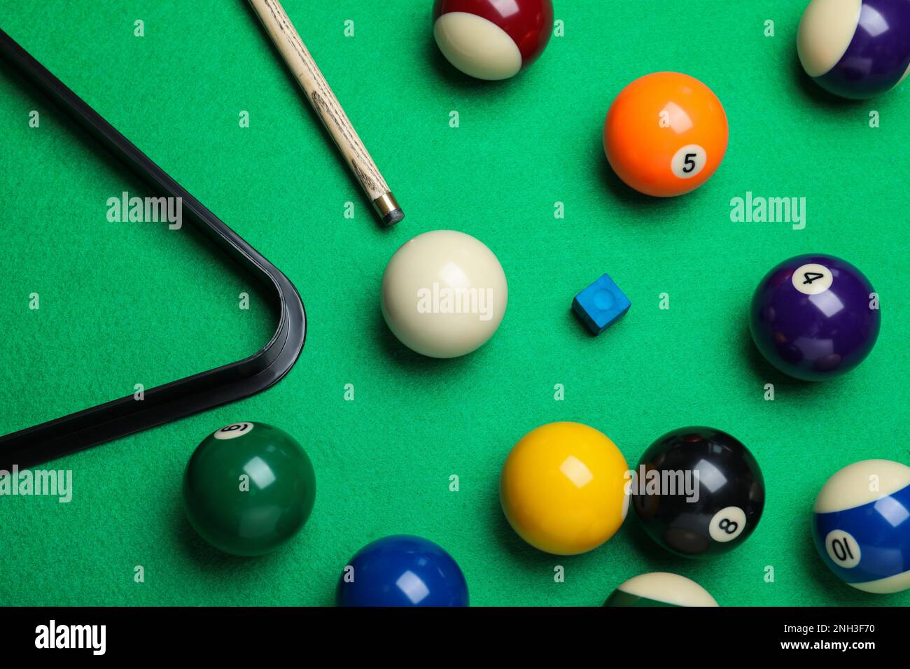 Composizione piatta con palle e stecca su tavolo da biliardo Foto Stock