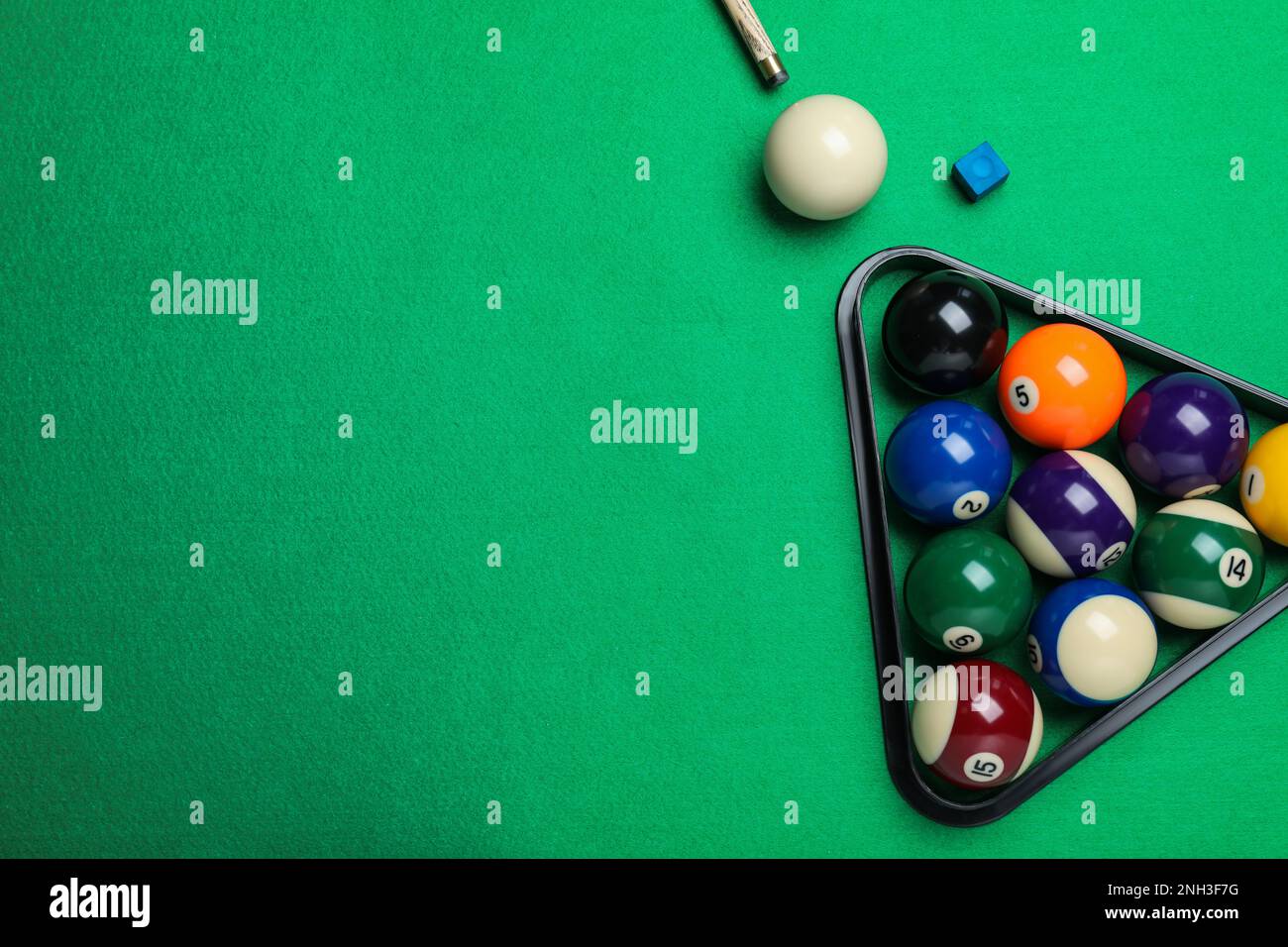 Composizione piatta con palle su tavolo da biliardo, spazio per testo Foto Stock