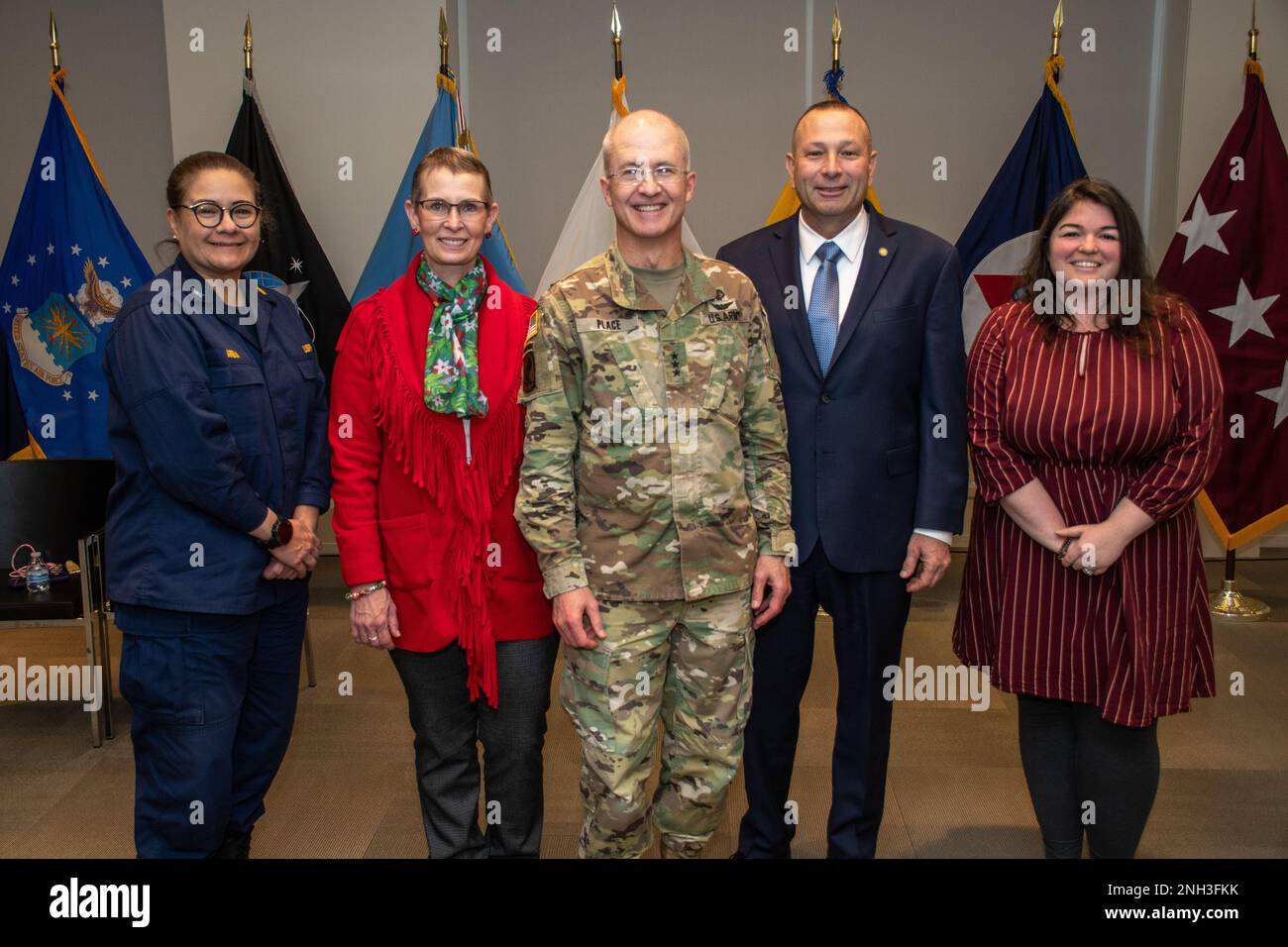 STATI UNITI Ronald J. Place, direttore del DHA, e sua moglie, Carol, si incontrano con i dipendenti del DHA durante un evento di congedo con la forza lavoro del 9 dicembre presso la sede centrale della Difesa sanitaria a Falls Church, Virginia. Il posto lascerà l’Agenzia il 3 gennaio 2023 dopo aver prestato servizio come terzo direttore dell’agenzia e si ritirerà dopo 37 anni di servizio alla nazione, all’esercito e al sistema sanitario militare. Foto Stock