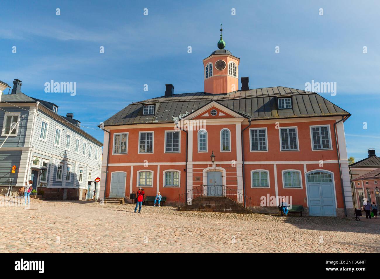 Porvoo, Finlandia - 7 maggio 2016: Persone ordinarie sono sulla strada di fronte al Municipio di Porvoo Foto Stock