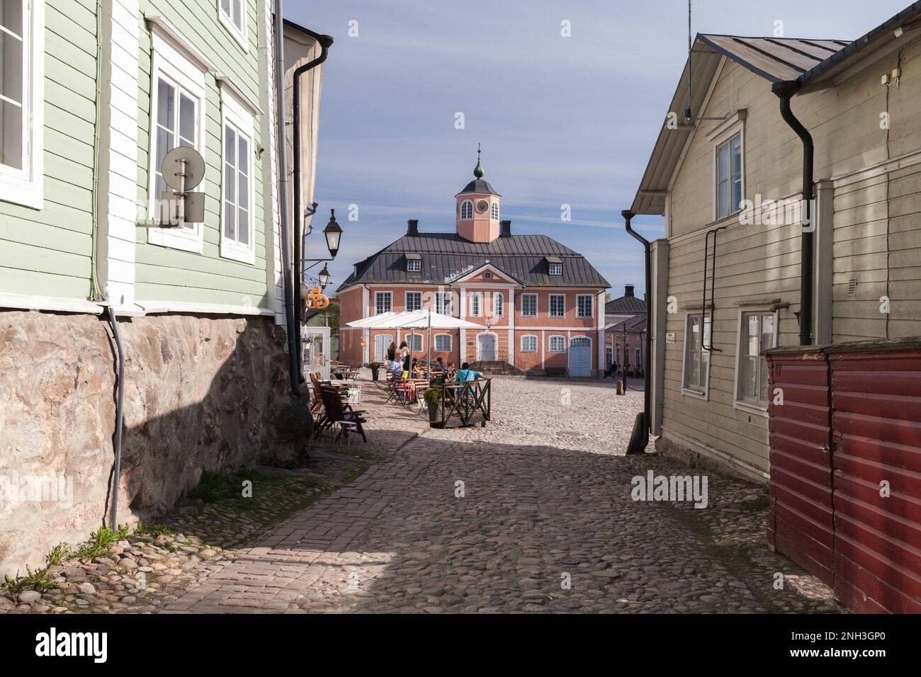 Porvoo, Finlandia - 7 maggio 2016: Vista della città vecchia con il Municipio di Porvoo sullo sfondo. La gente comune è sulla strada Foto Stock