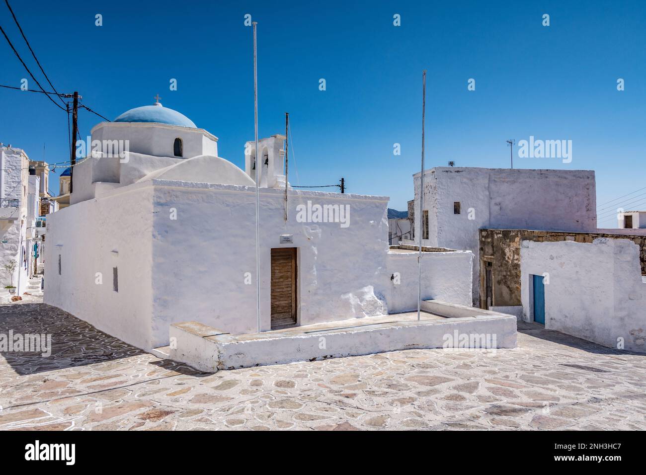 Caratteristica cappella dipinta di bianco nel villaggio di Chorio, Kimolos Foto Stock