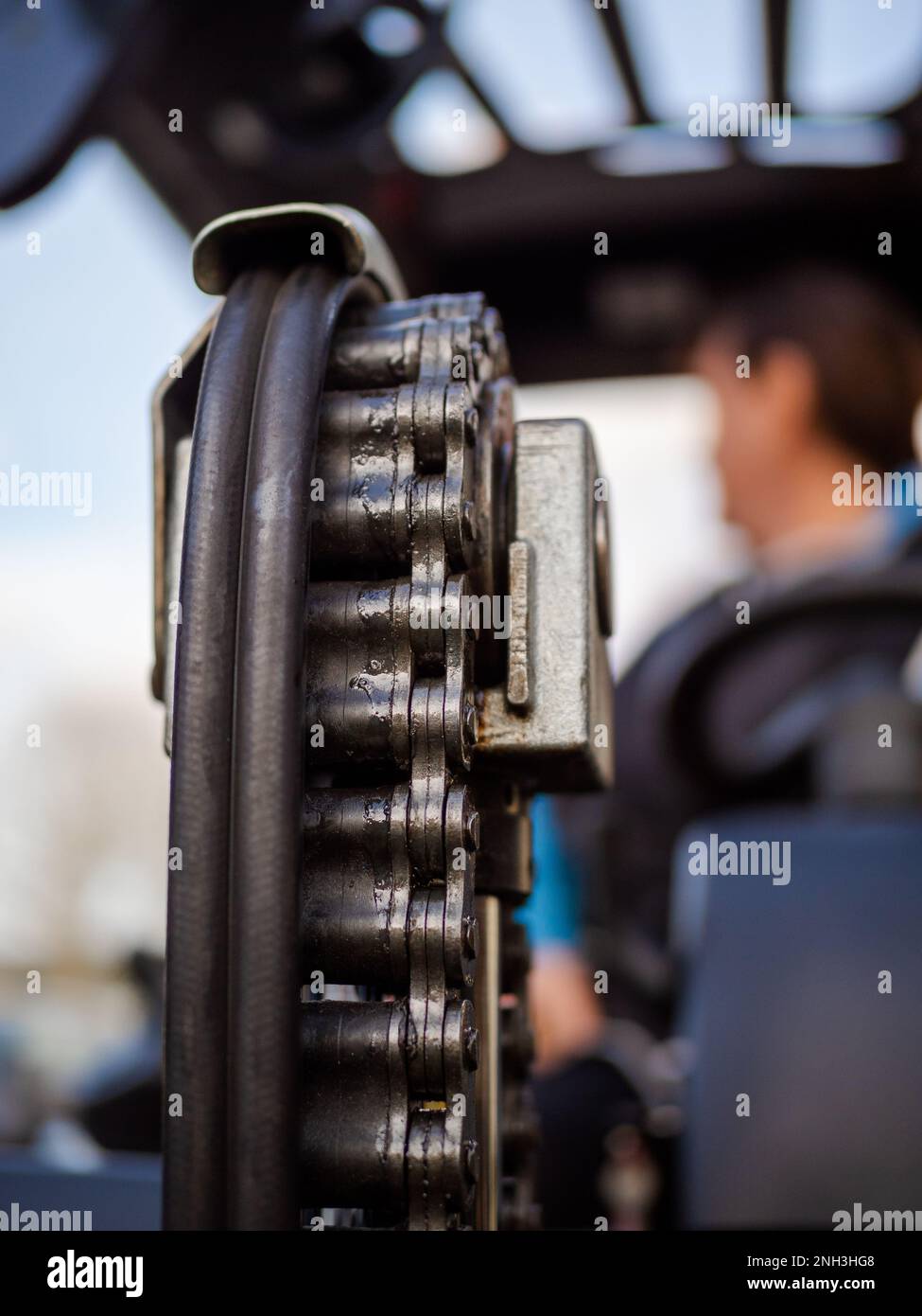 primo piano della catena di sollevamento su un carrello elevatore a forche ad azionamento idraulico azionato da una lavoratrice Foto Stock