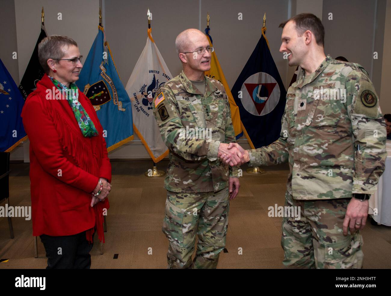 STATI UNITI Ronald J. Place, direttore del DHA, e sua moglie, Carol, si incontrano con i dipendenti del DHA durante un evento di congedo con la forza lavoro del 9 dicembre presso la sede centrale della Difesa sanitaria a Falls Church, Virginia. Il posto lascerà l’Agenzia il 3 gennaio 2023 dopo aver prestato servizio come terzo direttore dell’agenzia e si ritirerà dopo 37 anni di servizio alla nazione, all’esercito e al sistema sanitario militare. Foto Stock