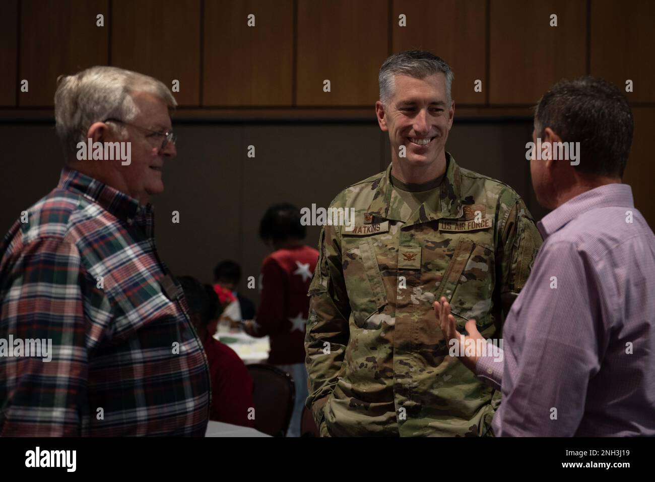 STATI UNITI George Watkins, comandante di 325th Fighter Wing, parla ai veterani senior della base dell'aeronautica militare di Tyndall, Florida, 9 dicembre 2022. Veterani senior locali che hanno partecipato al Golden Age Holiday Party annuale 32nd di Tyndall e hanno avuto l'opportunità di incontrare i dirigenti di base e gli Airmen da tutta l'installazione. Foto Stock