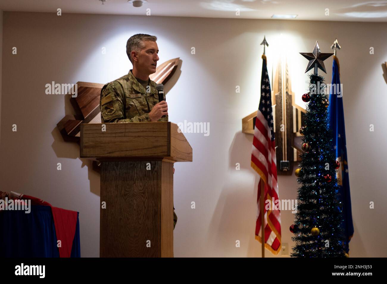 STATI UNITI George Watkins, comandante di 325th Fighter Wing, si rivolge ai veterani senior della Tyndall Air Force base, Florida, 9 dicembre 2022. Tyndall ha ospitato il 32nd° Golden Age Holiday Party annuale, che ha onorato i veterani senior della seconda guerra mondiale, della guerra di Corea, della guerra del Vietnam e delle tempeste nel deserto. Foto Stock