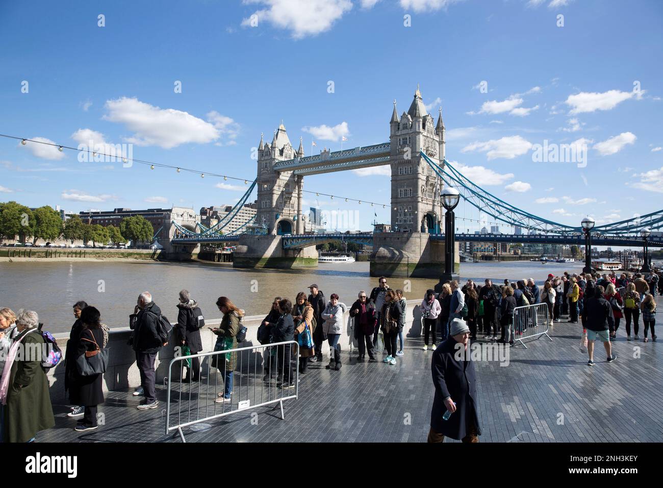 La gente fa la fila e aspetta che i menzogne-in-stato paghino i loro rispetti alla defunto regina Elisabetta II nel centro di Londra, prima del suo funerale. Foto Stock