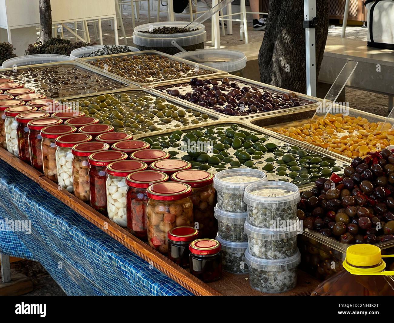 Diverse varietà di olive sono esposte in un mercato di strada a Polignano a Mare, Italia Foto Stock