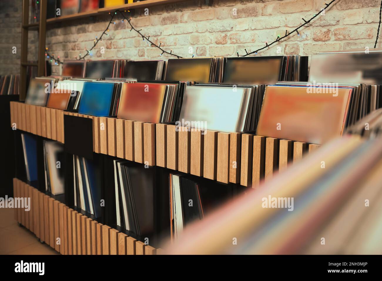 Rack con dischi in vinile diversi in negozio Foto Stock