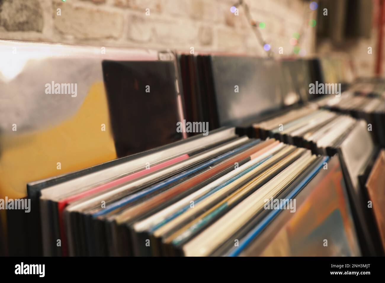 Molti dischi in vinile diversi in negozio, primo piano Foto Stock
