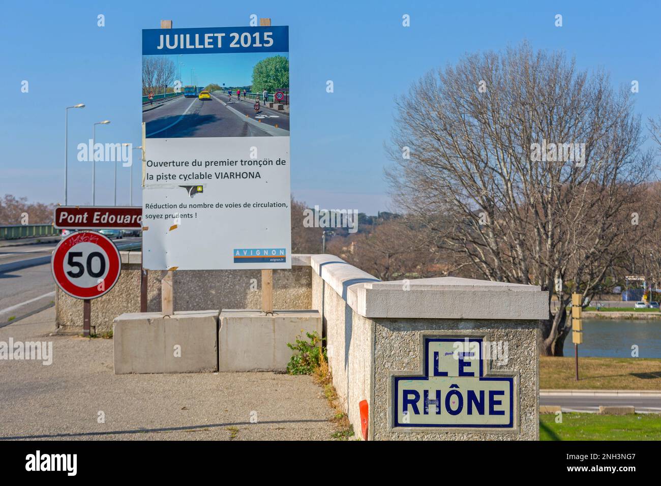 Avignone, Francia - 30 gennaio 2016: Ponte Pont Edouard Daladier sul fiume Rodano ad Avignone, Francia. Foto Stock