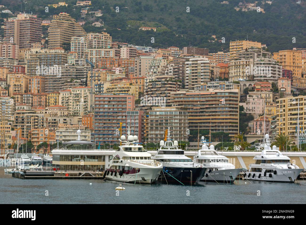 Monaco - 2 febbraio 2016: Barche ormeggiate a Port Hercule Winter Day Mar Mediterraneo. Foto Stock
