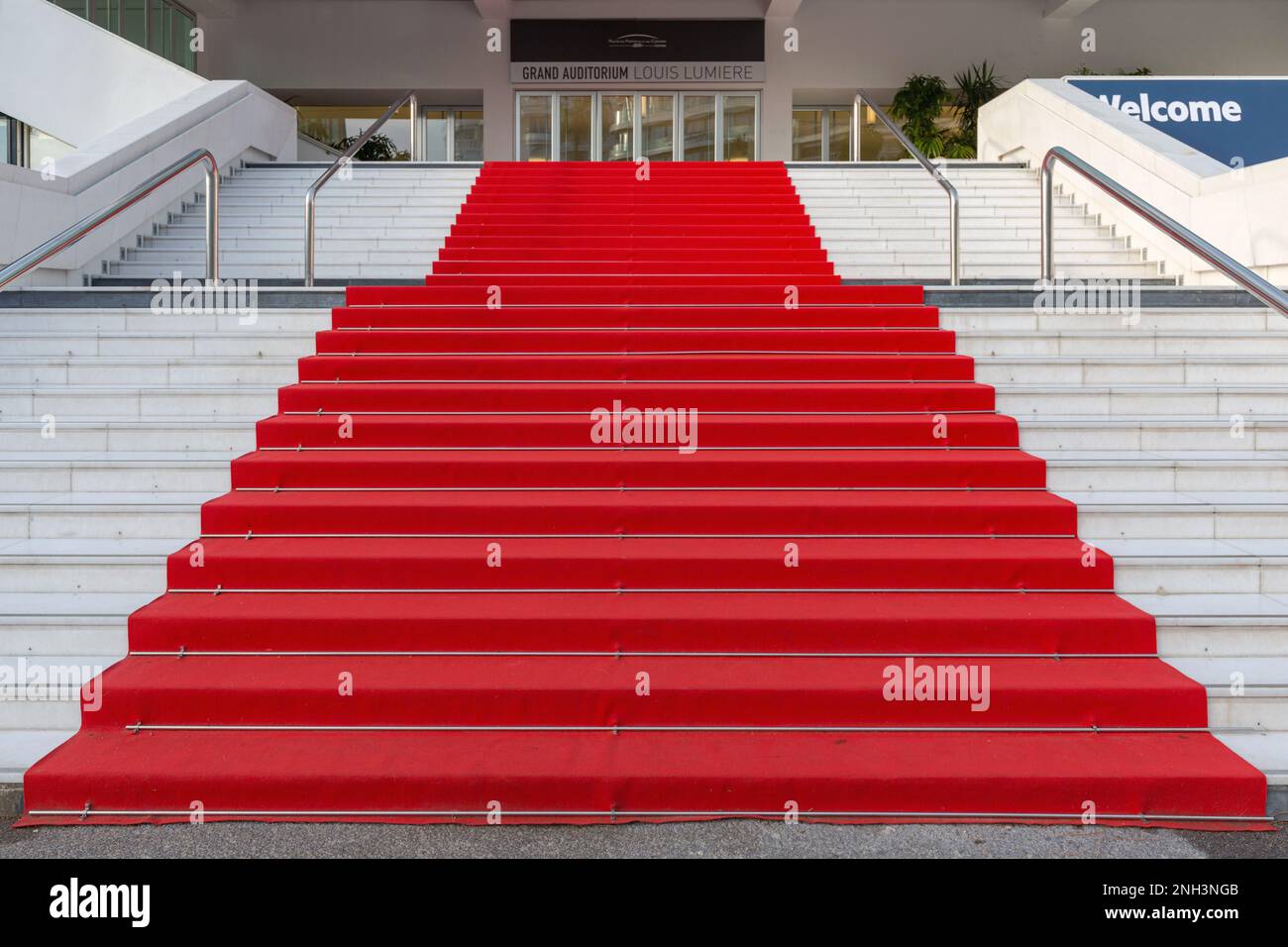 Cannes, Francia - 1 febbraio 2016: Tappeto rosso vuoto al famoso Festival Hall Louis Lumiere Cannes Festival. Foto Stock