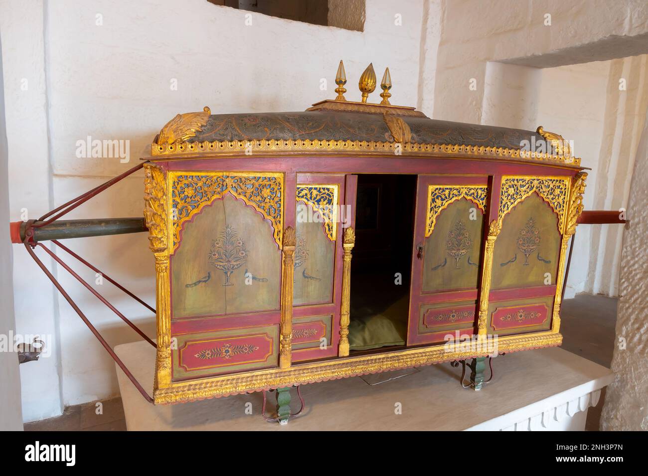 Jodhpur, Rajasthan, India - 19 ottobre 2019 : Pinjas, Palanquin curvo in legno con porte scorrevoli e feritoie, sedano o palki per Maharani. Foto Stock