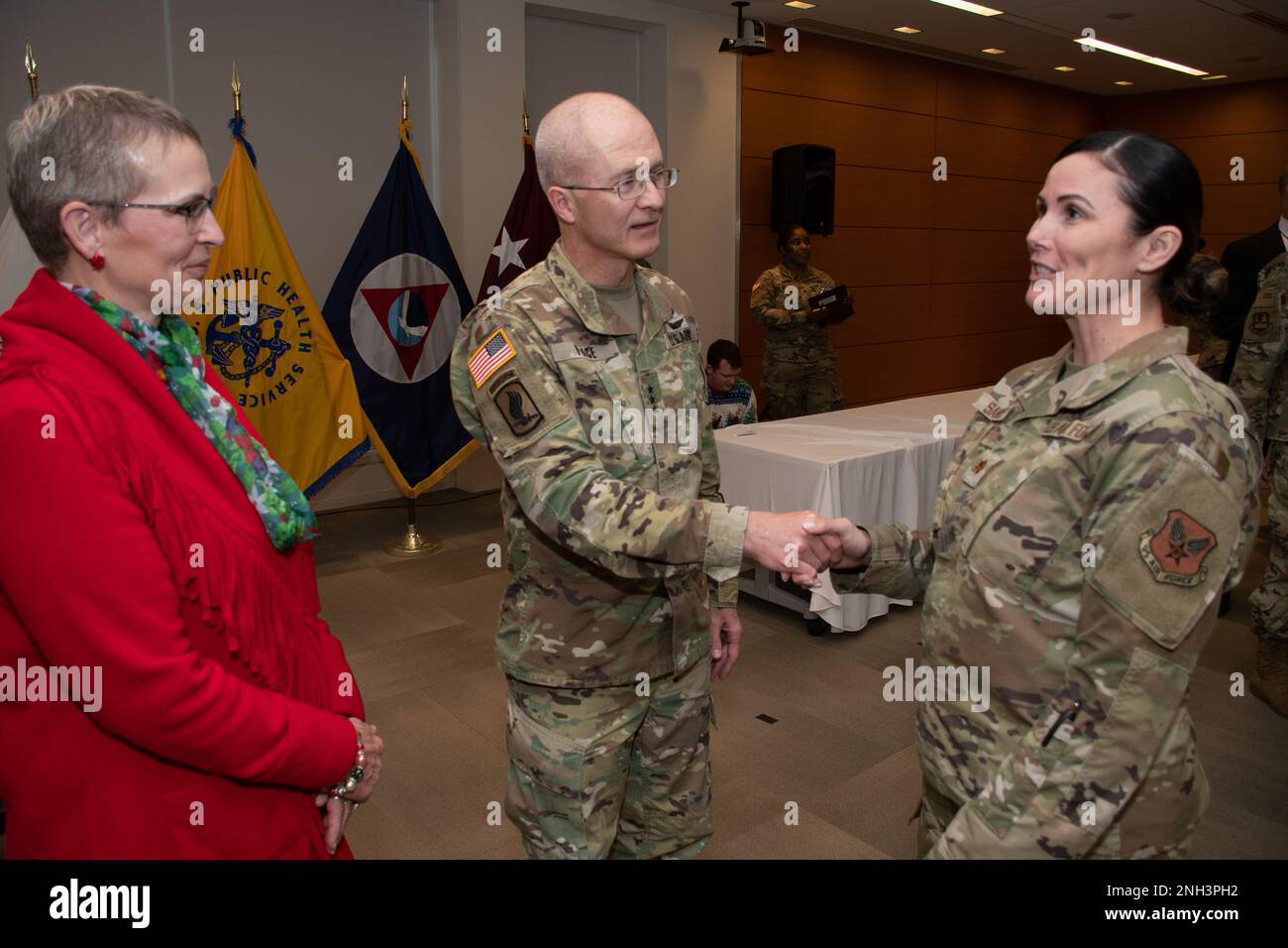 STATI UNITI Ronald J. Place, direttore del DHA, e sua moglie, Carol, si incontrano con i dipendenti del DHA durante un evento di congedo con la forza lavoro del 9 dicembre presso la sede centrale della Difesa sanitaria a Falls Church, Virginia. Il posto lascerà l’Agenzia il 3 gennaio 2023 dopo aver prestato servizio come terzo direttore dell’agenzia e si ritirerà dopo 37 anni di servizio alla nazione, all’esercito e al sistema sanitario militare. Foto Stock