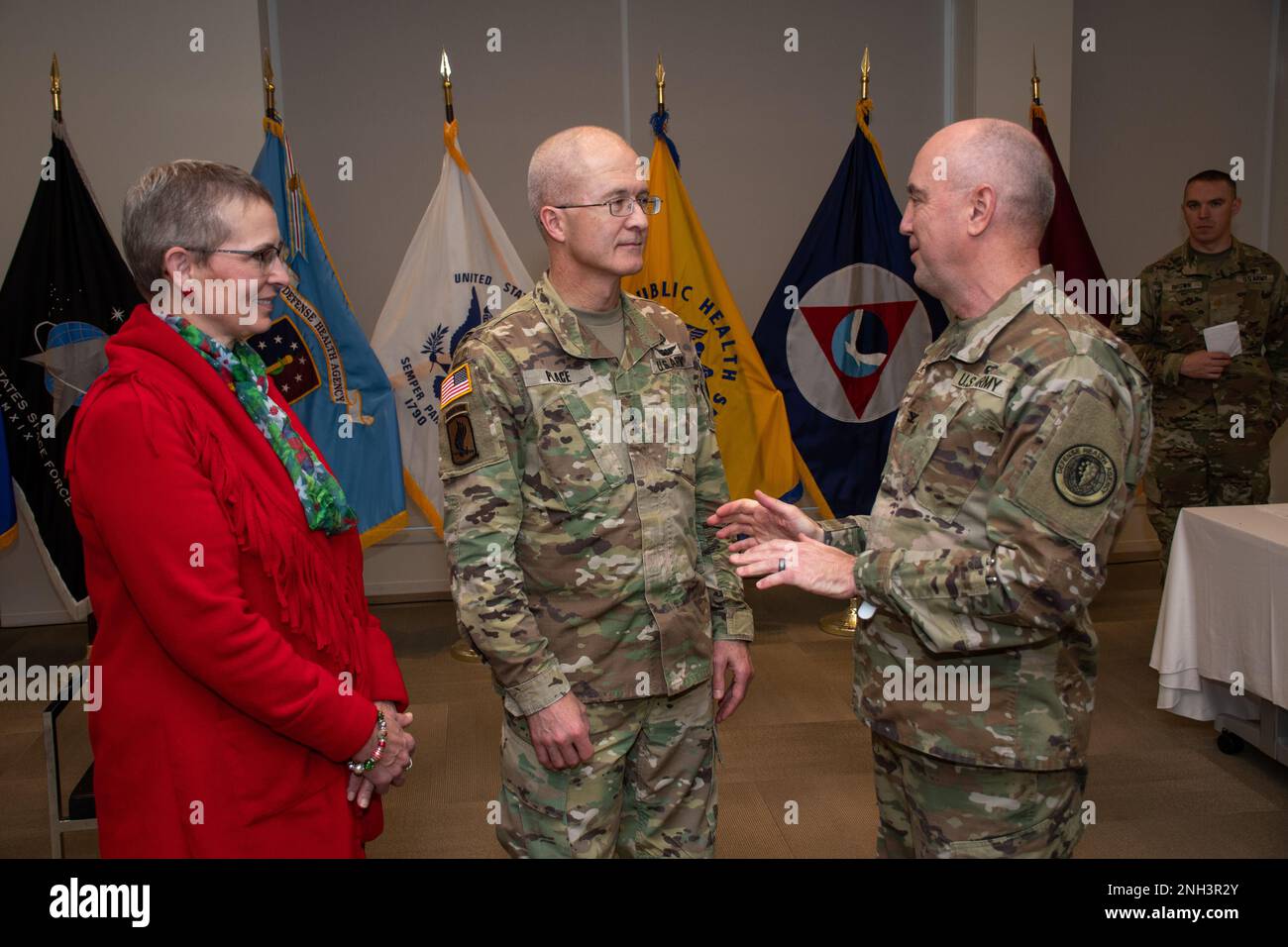 STATI UNITI Ronald J. Place, direttore del DHA, e sua moglie, Carol, si incontrano con i dipendenti del DHA durante un evento di congedo con la forza lavoro del 9 dicembre presso la sede centrale della Difesa sanitaria a Falls Church, Virginia. Il posto lascerà l’Agenzia il 3 gennaio 2023 dopo aver prestato servizio come terzo direttore dell’agenzia e si ritirerà dopo 37 anni di servizio alla nazione, all’esercito e al sistema sanitario militare. Foto Stock