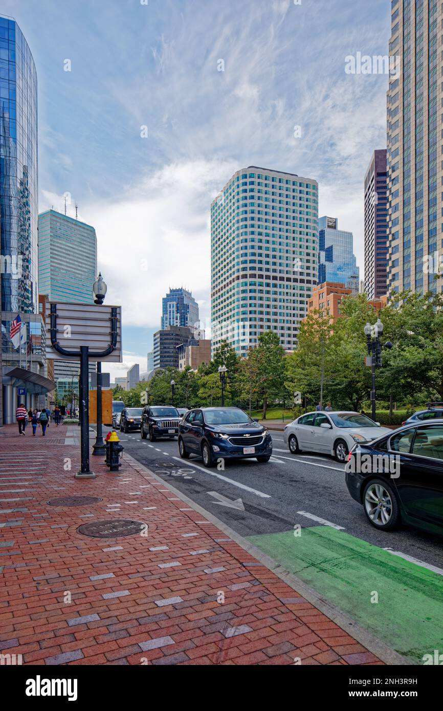 Vista a sud-ovest lungo Atlantic Avenue da Seaport Boulevard. L'InterContinental Boston si trova all'estrema sinistra, il quartiere finanziario in lontananza e a destra. Foto Stock