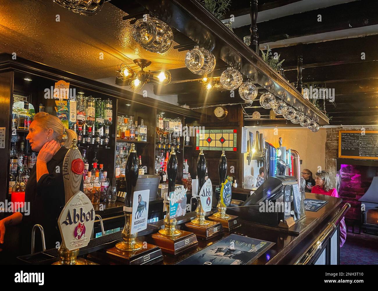 Interno di un tradizionale pub inglese Foto Stock