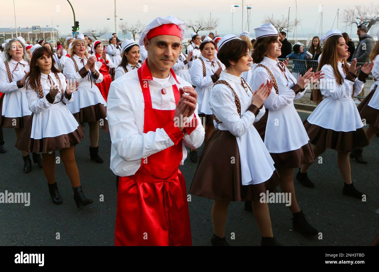 Serata parata di carnevale con una galleggiamento a tema Willy Wonka nella  città spagnola della costa settentrionale di Santander Cantabria Spagna 18  febbraio 2023 Foto stock - Alamy
