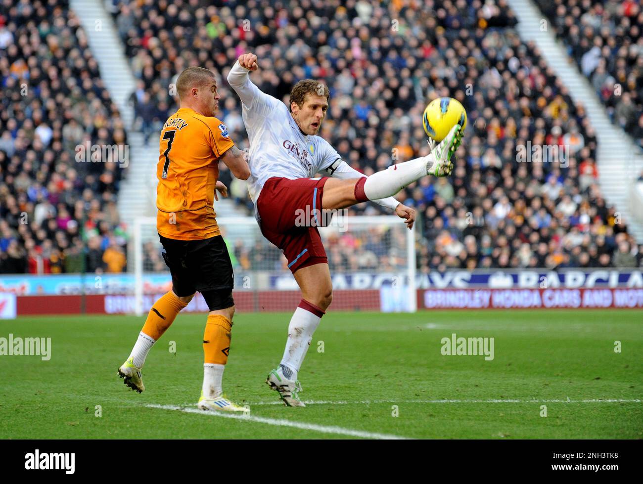 Stiliyan Petrov di Aston Villa libera la palla da Michael Kightly di Wolves Barclays Premier League - Wolverhampton Wanderers / Aston Villa 21/01/2012 Foto Stock