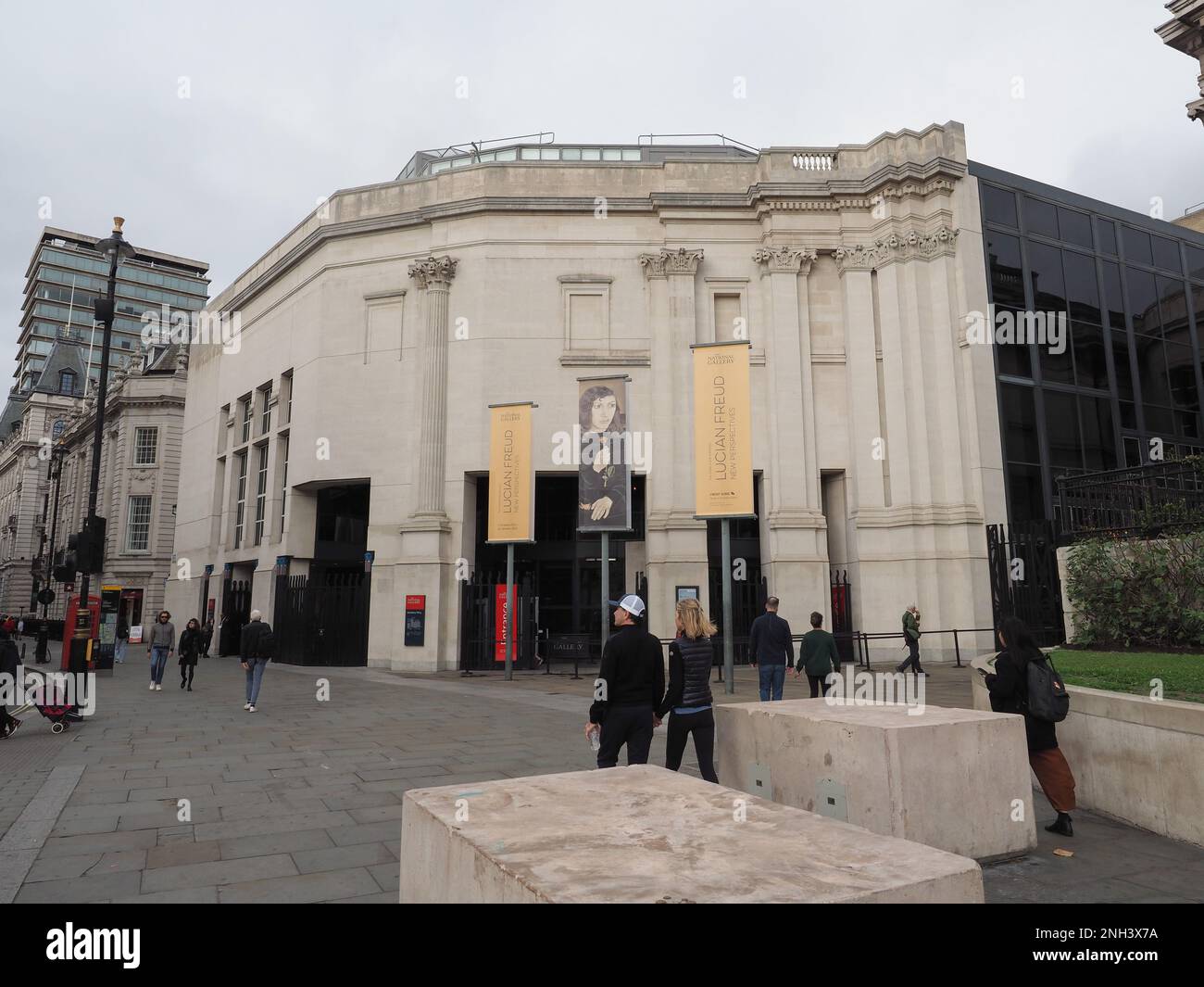 LONDRA, Regno Unito - CIRCA OTTOBRE 2022: Sainsbury Wing alla National Gallery di Trafalgar Square Foto Stock