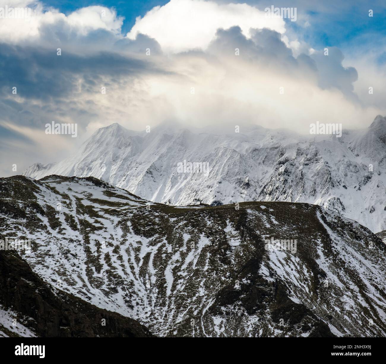 Montagne colorate Landmannalaugar sotto la neve in autunno, Islanda Foto Stock
