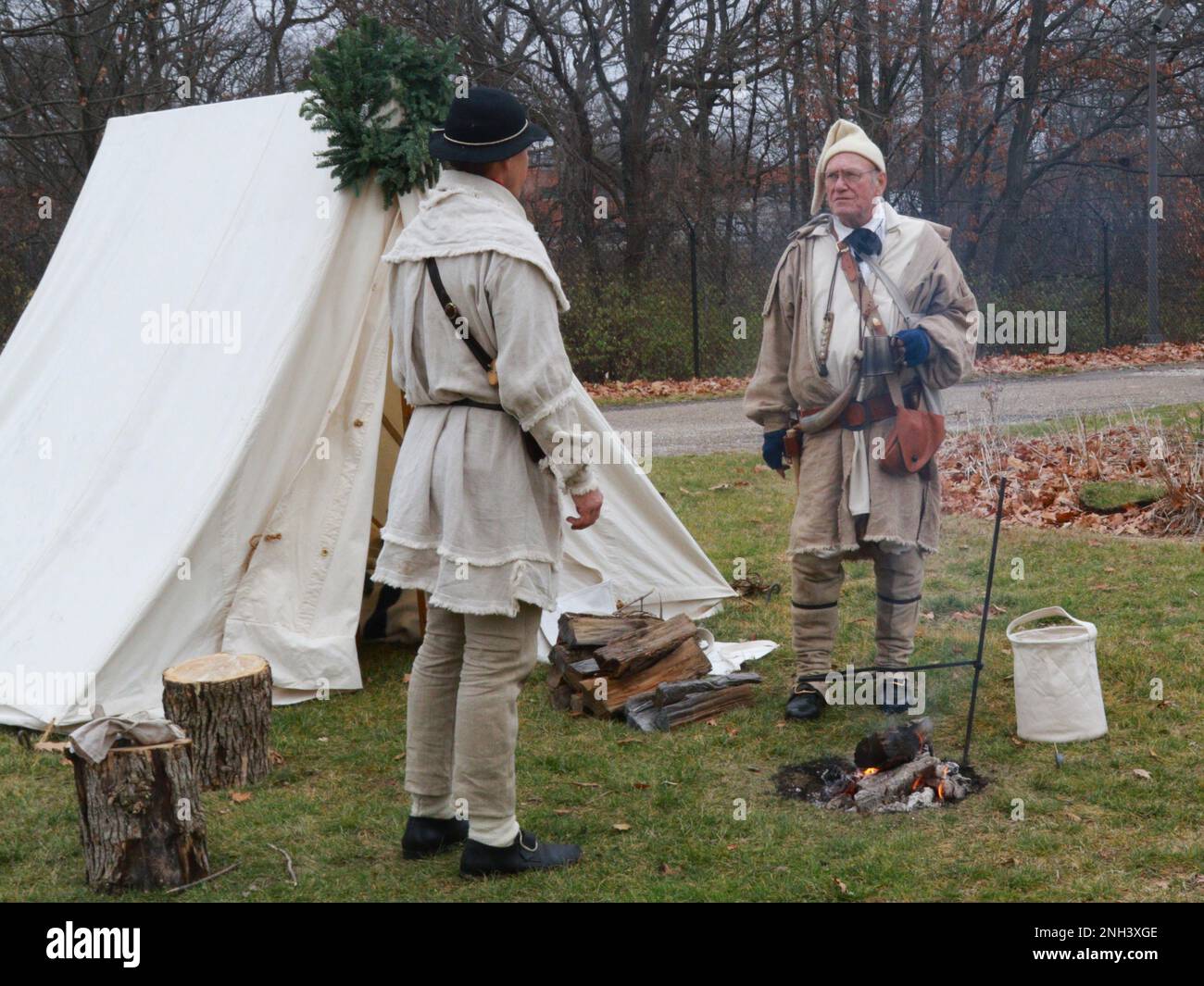 Jim Kreiser (a sinistra) di Springfield parla con il collega Curtis Keller, storico vivente della guerra rivoluzionaria di Chatham. I due si sono offerti di mostrare come erano i soldati della guerra rivoluzionaria per il Natale del Museo militare dello Stato dell'Illinois all'evento Front il 10 dicembre presso il museo di Springfield. La missione del museo militare dello stato dell'Illinois è di preservare e mostrare il patrimonio militare della Guardia nazionale dell'Illinois. Foto Stock