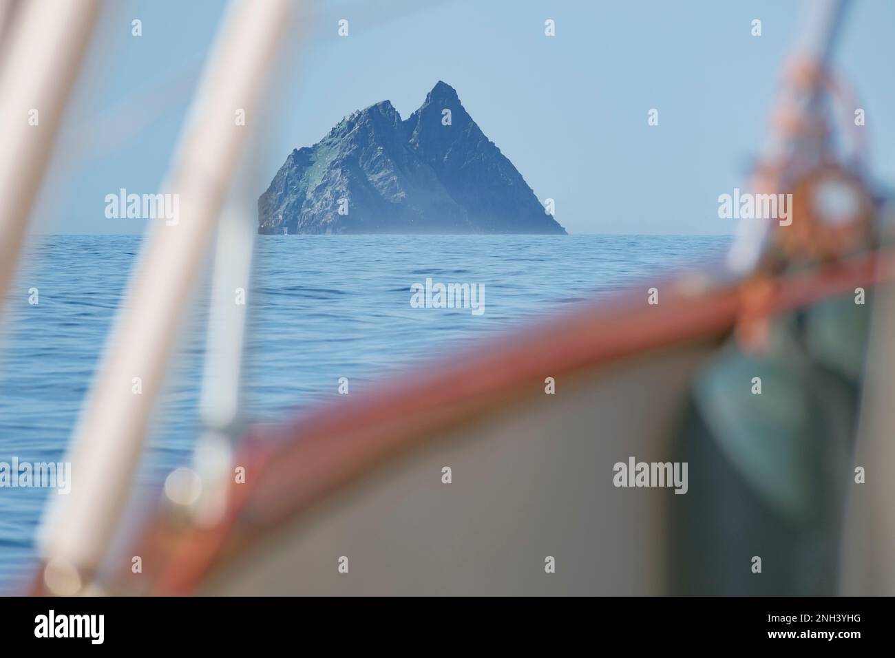 Vista dalla barca a vela a Little Skellig Island in clima tranquillo e sereno. Atlantico, Irlanda occidentale. Foto Stock