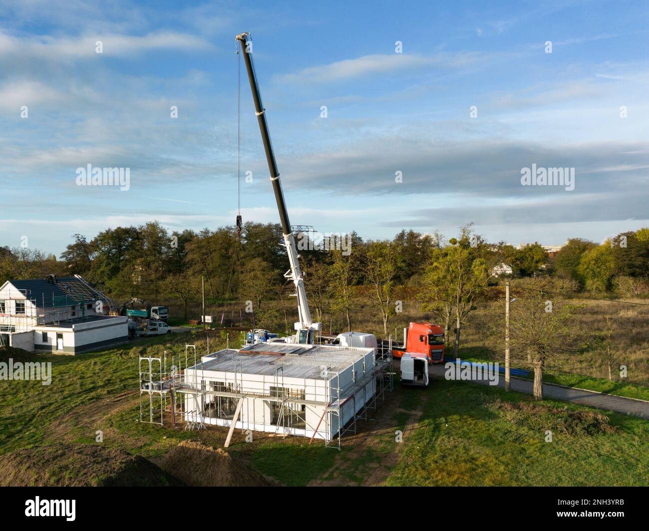 Vista aerea di una casa di famiglia in costruzione con una gru Foto Stock