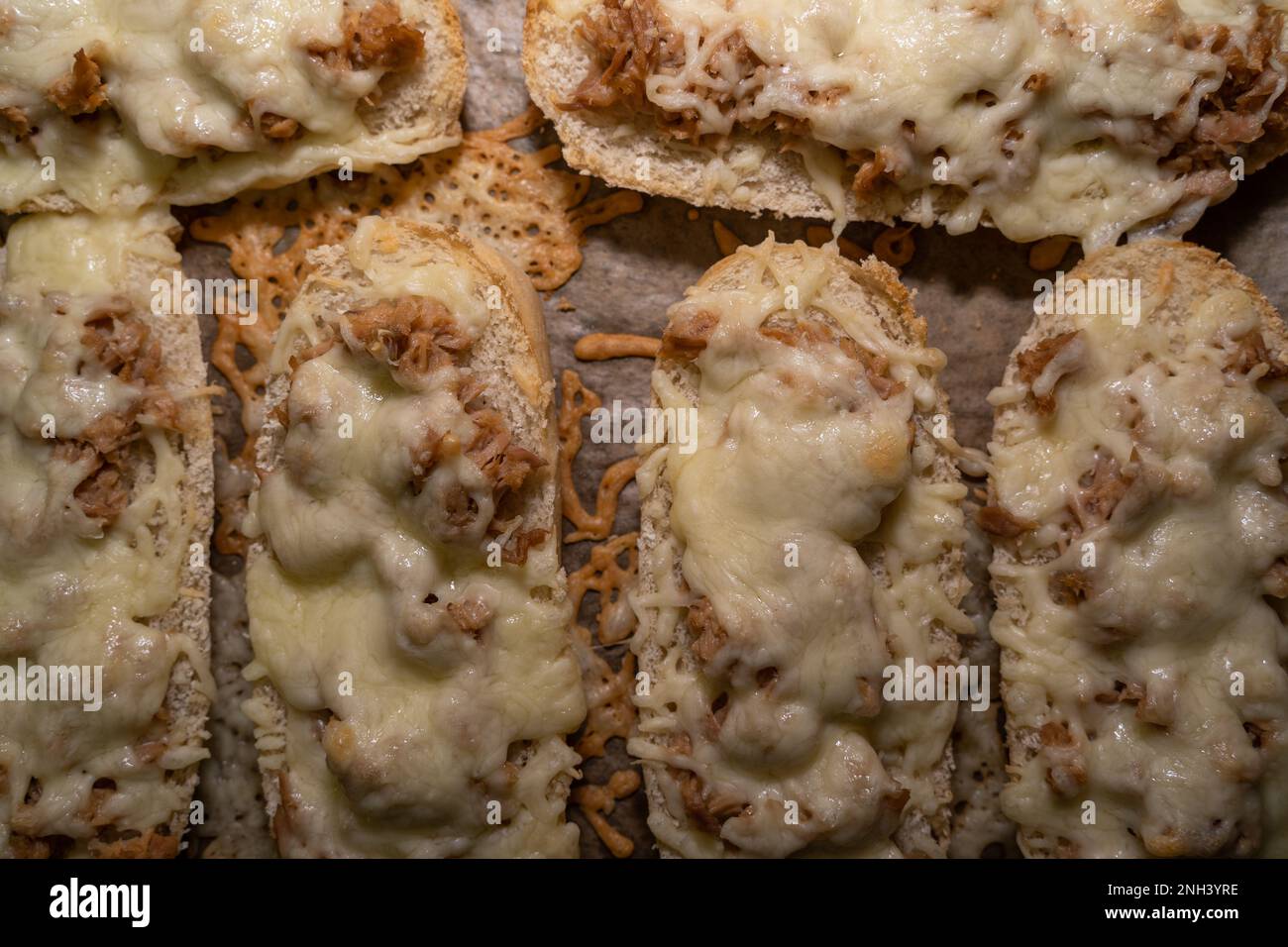 Vista dall'alto di alcuni panini al tonno con formaggio fuso nella teglia da forno Foto Stock
