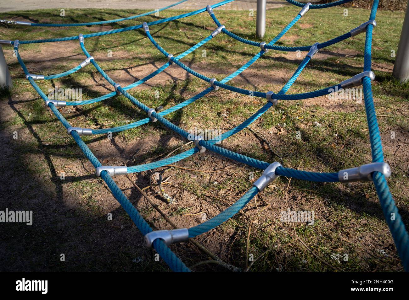 Rete di arrampicata blu per bambini nel parco giochi Foto Stock