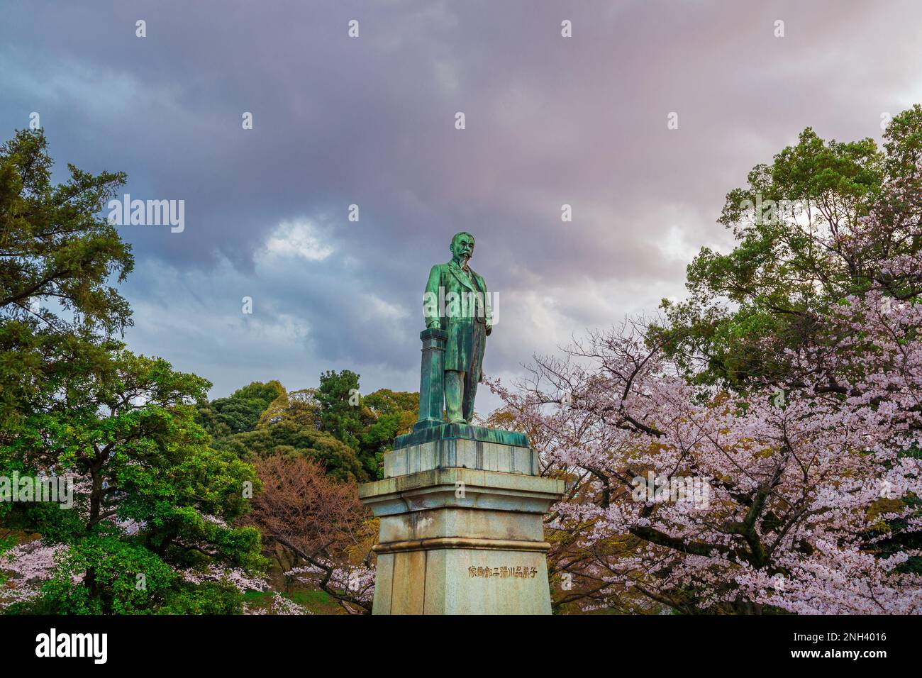 Statua in bronzo di Shinagawa Yajiro tra i ciliegi nel Parco Kudanzaka di Tokyo Foto Stock