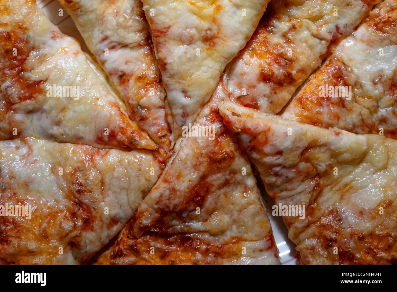 Primo piano di una pizza ​​homemade al forno e affettata con formaggio e salsa di pomodoro Foto Stock