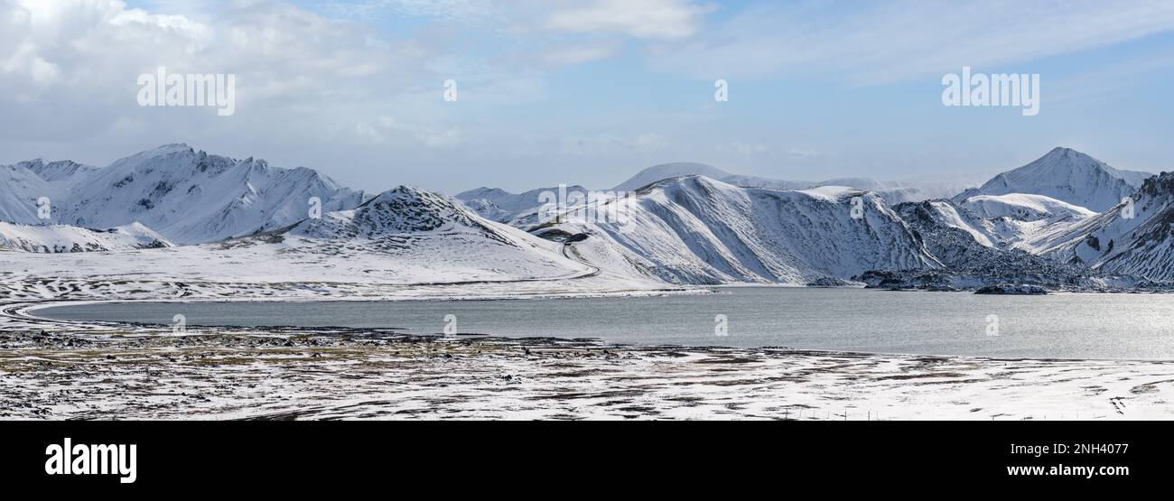 Cambiamento di stagione nelle Highlands meridionali dell'Islanda. Montagne Landmannalaugar colorate sotto la copertura di neve in autunno. Lago di Frostastadavatn ai piedi di t Foto Stock