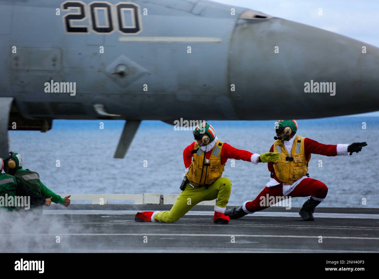 221210-N-IT121-2181 OCEANO PACIFICO (10 dicembre 2022) Lt. CMdR. Andrew Castro, da Knoxville, Ten., a sinistra, e il Lt. Brandon Russell, da Stockbridge, GA., segnalano un F/A-18E Super Hornet, assegnato a Strike Fighter Squadron (VFA) 14, per lanciare dal ponte di volo della portaerei di classe Nimitz USS Abraham Lincoln (CVN 72). Abraham Lincoln sta conducendo le operazioni di routine nella flotta degli Stati Uniti 3rd. Foto Stock