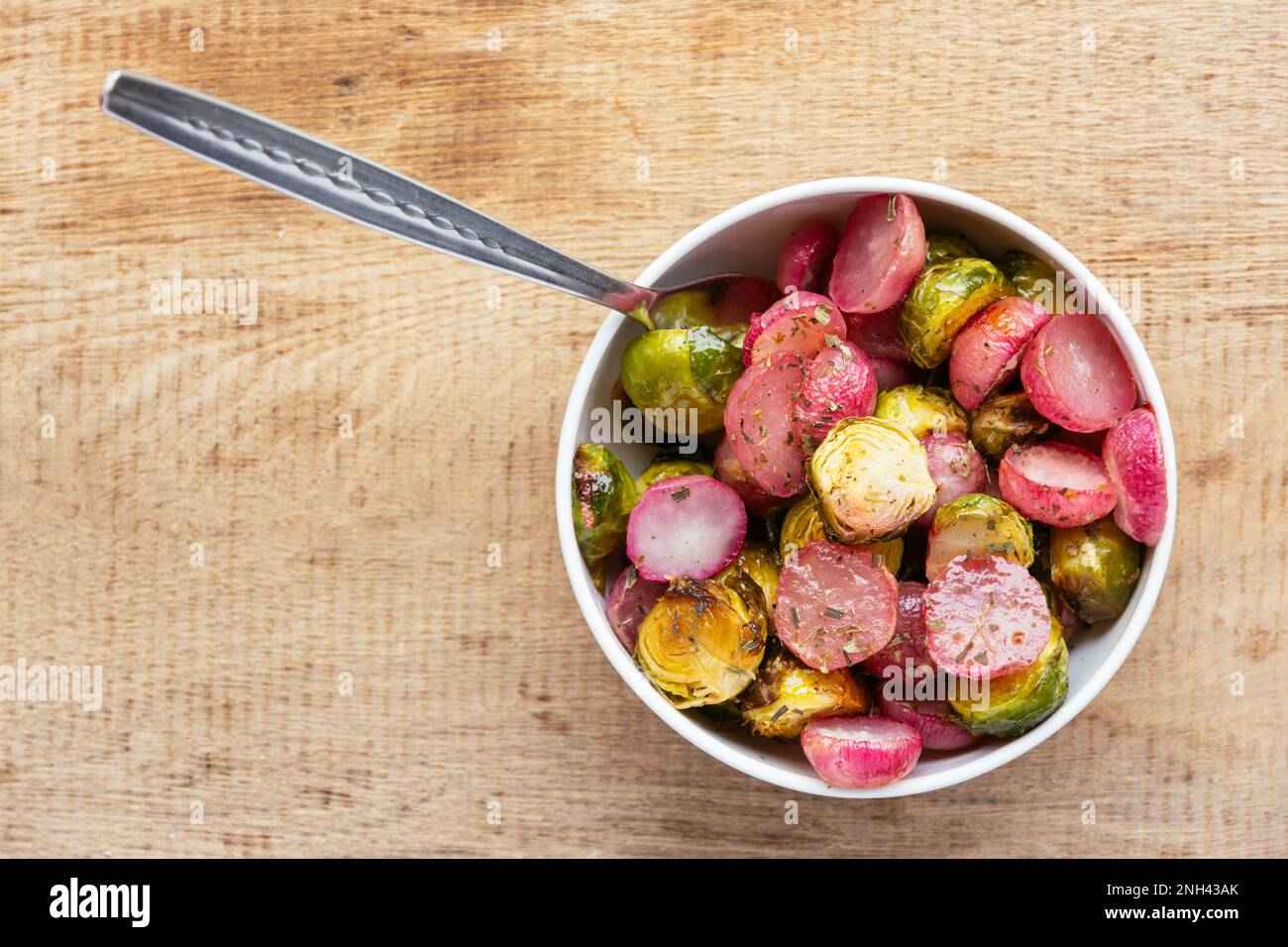 Germogli e Radishes di Bruxelles arrostiti Foto Stock