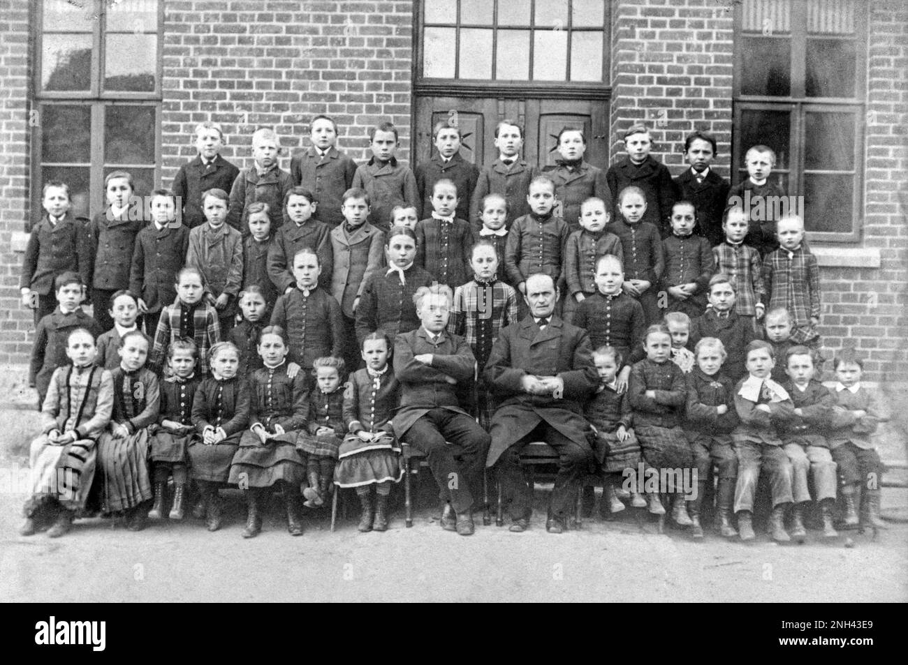 Ritratto degli alunni e degli insegnanti, scuola di Poppenburg, Burgstemmen, bassa Sassonia, Germania, circa 1890 Foto Stock