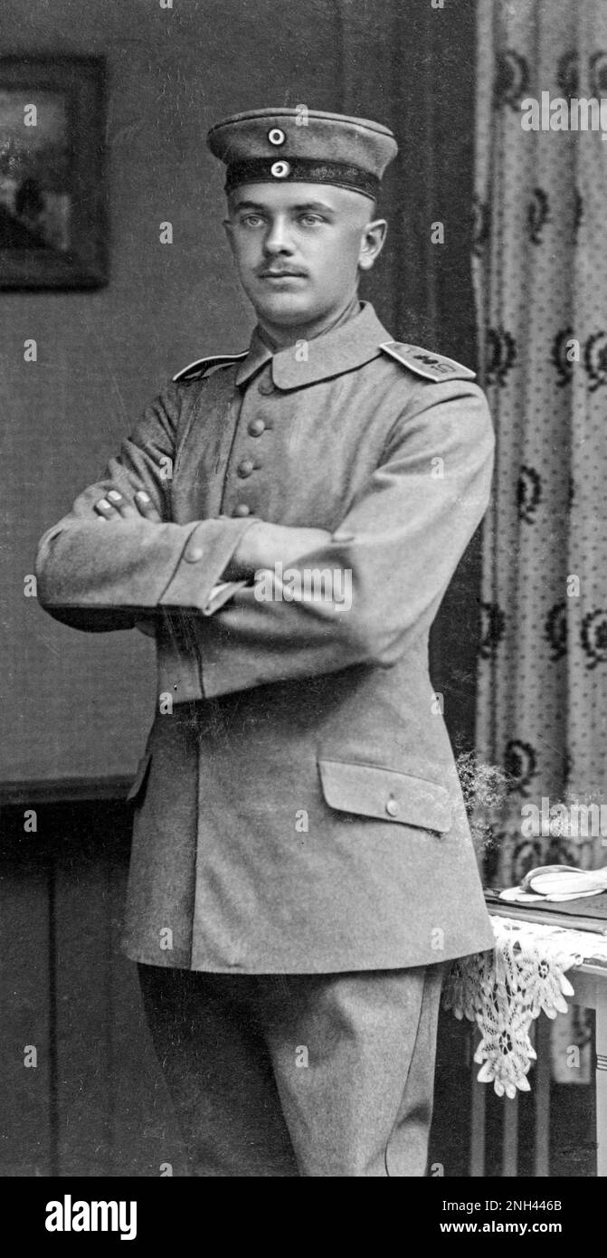 Ritratto di un soldato nella sua uniforme guardando nella telecamera, bassa Sassonia, Germania, prima guerra mondiale, circa 1915 Foto Stock