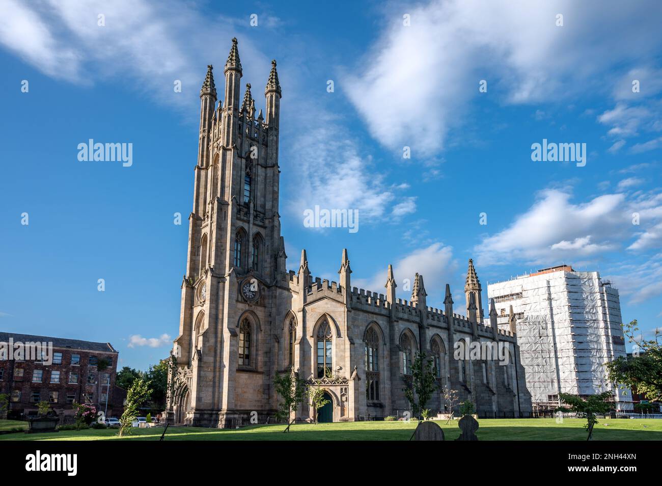 La Chiesa di San Giorgio, Chester Road, Hulme, Manchester, è una chiesa di rinascita gotica. Foto Stock